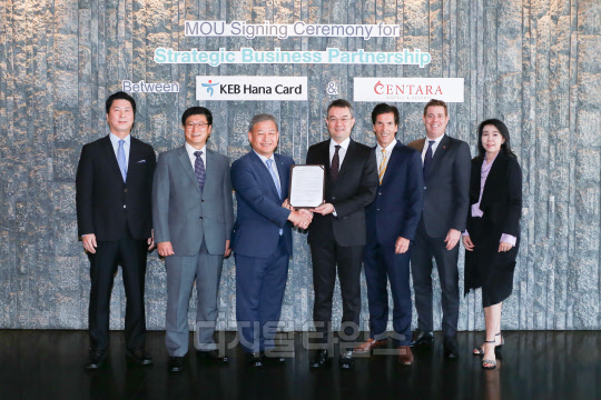 홍장의 하나카드 글로벌성장본부장(왼쪽 세번째)과 시라윳 치라시밧 센타라 호텔&리조트 회장(왼쪽 네번째)을 비롯한 양 기관 관계자들이 기념사진을 촬영하고 있다. 하나카드 제공.